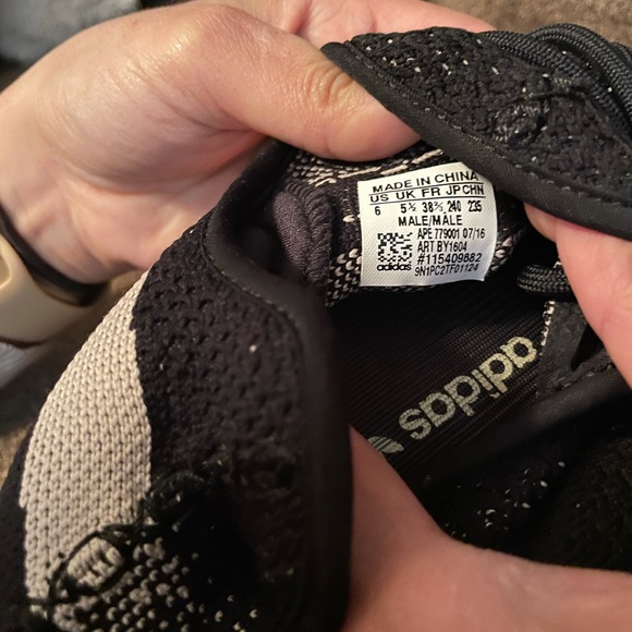 YEEZY BOOST 350 V2 'OREO - Picture 8 of 8